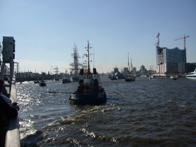 Hafen mit Elbphilharmonie